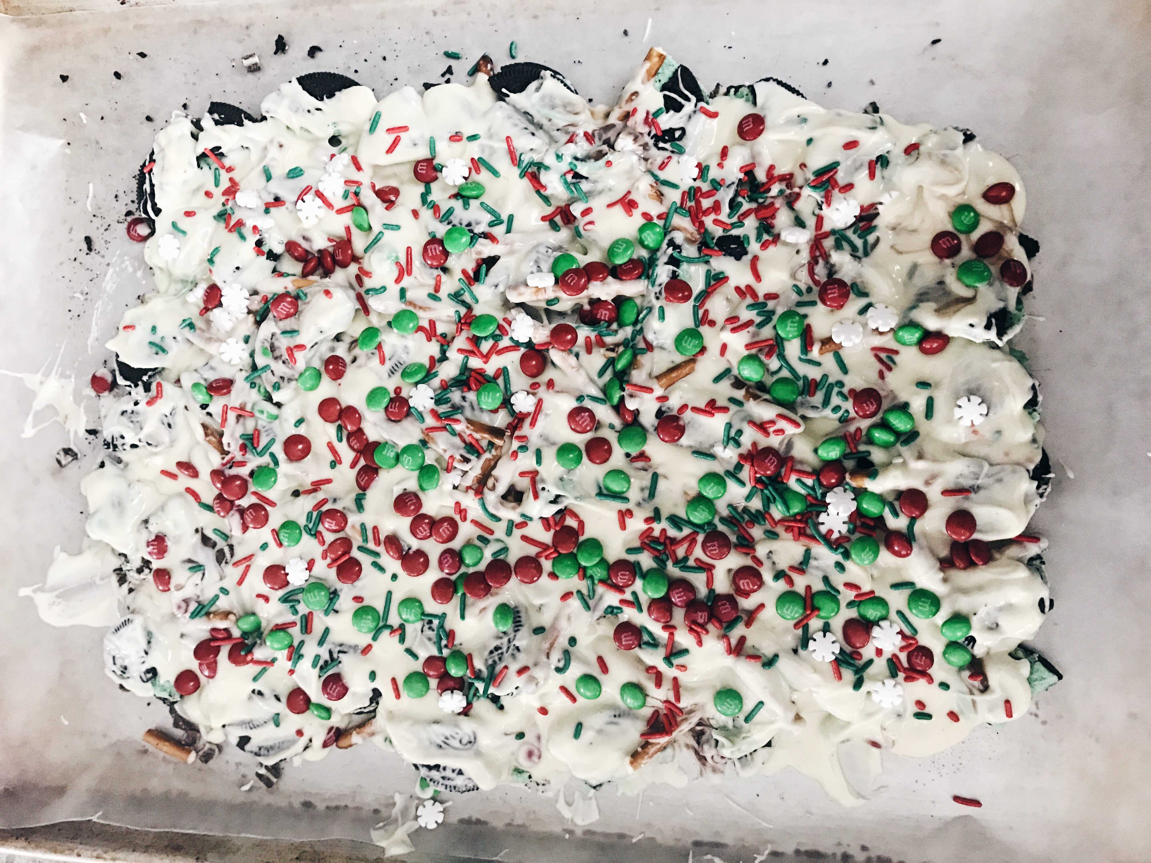 easy christmas bark recipe, holiday bark, holiday treats, holiday appetizers, christmas party sweets, chocolate holiday bark
